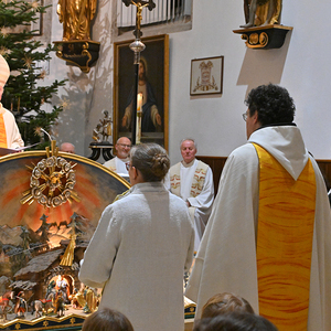 Bischof Manfred Scheuer übertrug Pfarrer P. Franz Ackerl, Pastoralvorständin Maria Pesendorfer und Verwaltungsvorstand Markus Johannes Hager ihre Ämter.