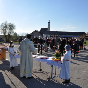 Am Vorplatz der Mehrzweckhalle