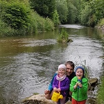 Vater Stefan mit Jonathan und Miriam beim Ausflug zur Krems