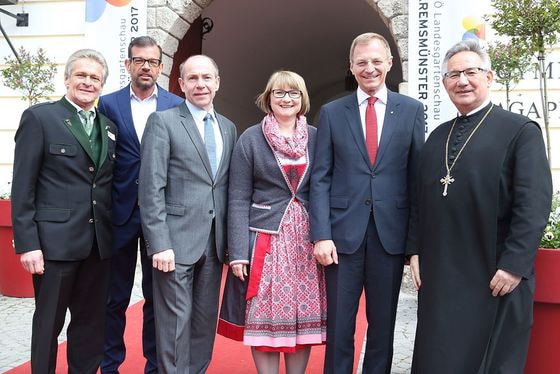 Bürgermeister Gerhard Obernberger, Biogärtner Karl Ploberger, Landesrat Max Hiegelsberger, Mag. Karin Imlinger-Bauer (GF Landesgartenschau Kremsmünster), Landeshauptmann Mag. Thomas Stelzer und H.H. Abt Mag. Ambros Ebhart OSB (Stift Kremsmünster)