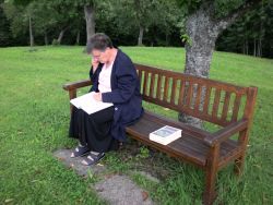  Frau liest in der Bibel                           