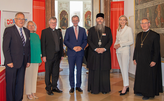 V. l.: Moderator Dr. Helmut Obermayr, Superintendentialkuratorin Mag.a Renate Bauinger, Bischof Dr. Manfred Scheuer, Landeshauptmann Mag. Thomas Stelzer, Bischof Andrej Ćilerdžić, Mag.a Hermine Eder (KU Linz) und Hausherr Abt Ambros Ebhart. 