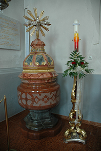 Taufbecken mit Osterkerze in der Pfarrkirche Kopfing / Johann Gschwendtner Taufbecken mit Osterkerze in der Pfarrkirche Kopfing