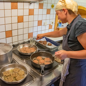 Barbara Müller mit den Laibchen