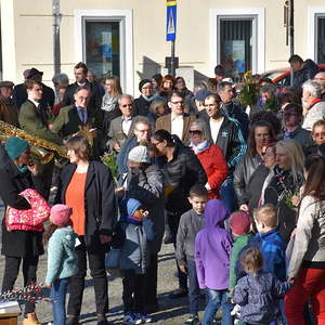 Palmweihe vor der Kirche