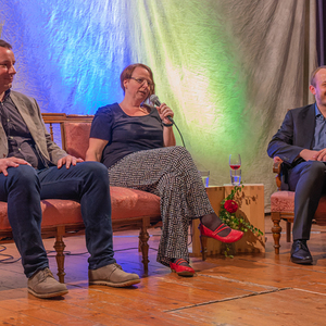 Dankefest im Pfarrsaal Kirchdorf an der Krems, Bild vlnr: Günter Wolfinger - scheidender Pfarrverwalter, Bernadette Hackl - scheidende Pastoralassistentin, Jakob Haijes - Pfarrgemeinderats-Obmann