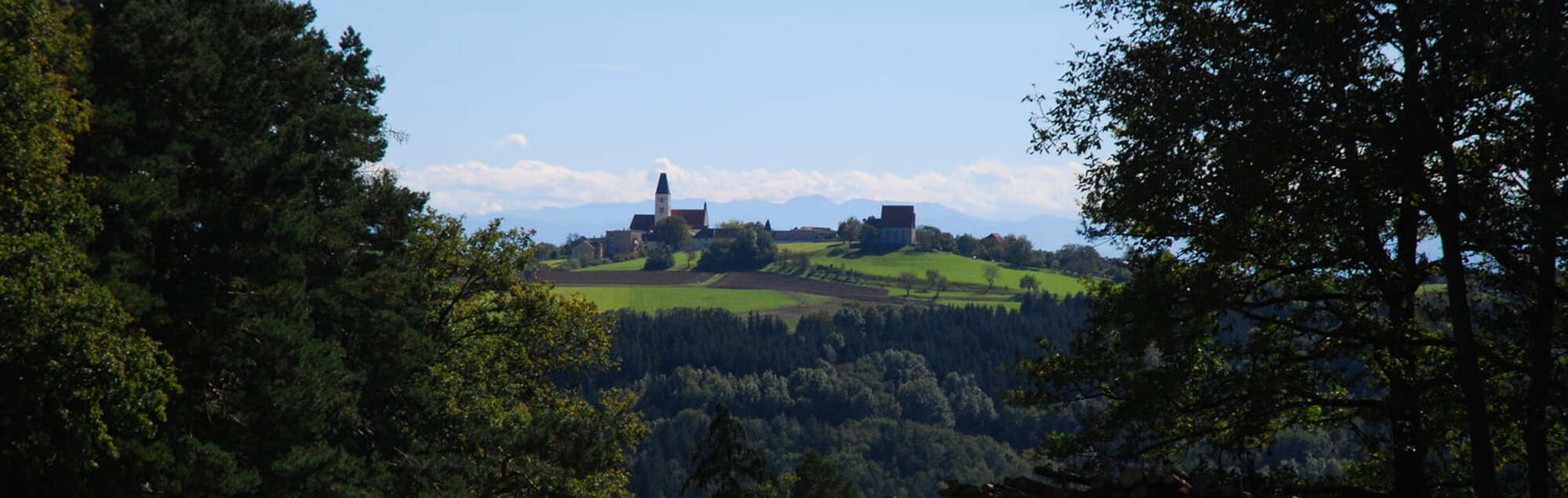 Unsere schöne Pfarrkirche vom Nachbarort Hagenberg aus gesehen