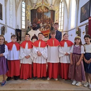 Abschlussfoto mit P. Jinto, Ministrantenleiter der Nachbargemeinde Inzersdorf Jonas Kern und den Inzersdorfer und Magdalenaberger MinistrantInnen