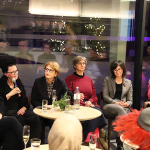 Anlässlich 100 Jahre Mariendom haben sich acht Künstlerinnen in künstlerischen Interventionen und Installationen gegenwärtigen Entwicklungen und Herausforderungen zu Themen rund um Frauenrollen, Familienbilder und Geschlechtergerechtigkeit gewidmet.