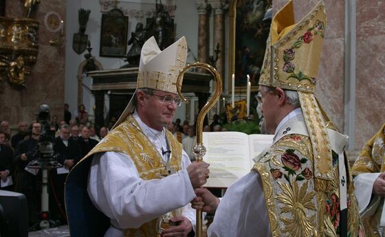 Erzbischof Alois Kothgasser spendete Manfred Scheuer (l.) am 14. Dezember 2003 im Innsbrucker Dom die Bischofsweihe.