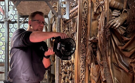 Christoph Schindelar beim Scannen in der Pfarrkirche Kefermarkt / © gotikstrasse Weltweite Auszeichnung für Digitalisierung der Pfarrkirche Kefermarkt