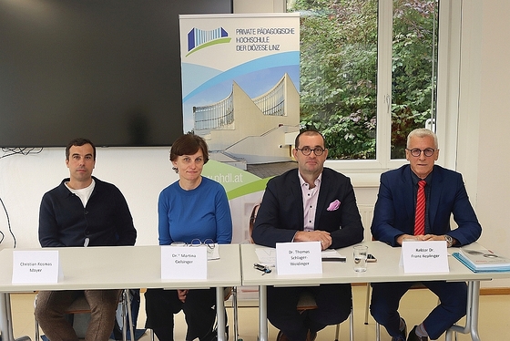 Podium (v. l.): Künstler Christian Kosmas Mayer, Kunstreferentin Martina Gelsinger, Mitinitiator Thomas Schlager-Weidinger und Rektor Franz Keplinger. 