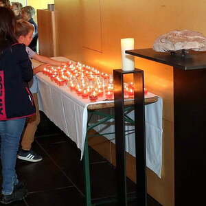 Lichterprozession und Handauflegung