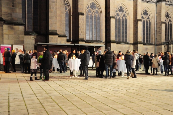 Gespräche auf dem Linzer Domplatz bei Keksen und Tee