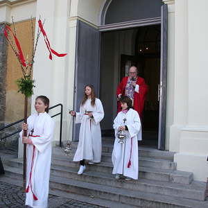 Palmweihe vor der Kirche