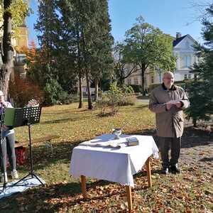 Segnung des Baumes vor der Quirinuskirche