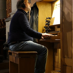 Heinrich Reknagel an der Chororgel...