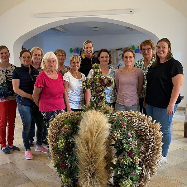 Bäuerinnen, die die Erntedankkrone gebunden haben
