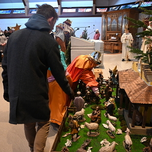 Festeinzug mit allen Sternsingerkindern