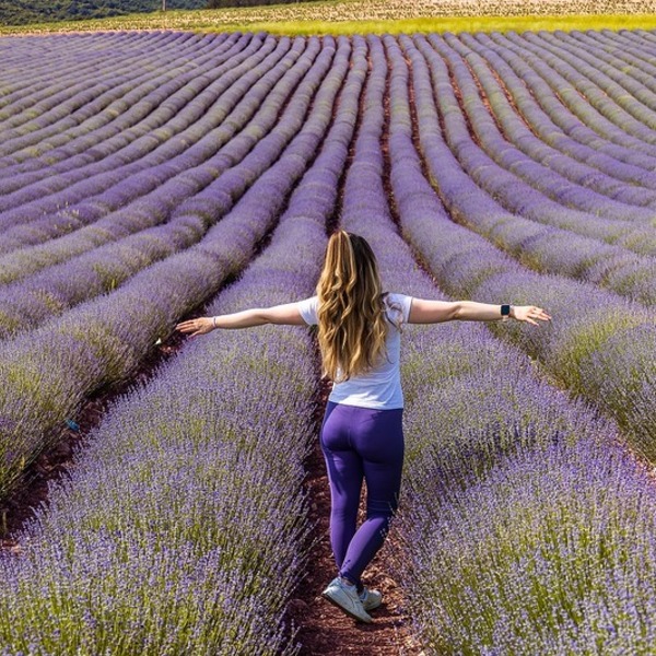 Frau im Lavendelfeld