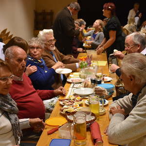 gesegnete Speisen werden verzehrt
