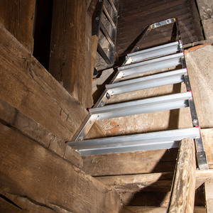 Die Leiter aus dem Lagerhaus wurde auseinandergeschnitten und fest verschraubt