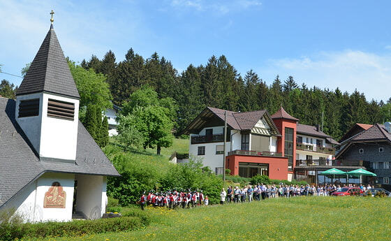 Maiprozession zum Glatzinger Bründl