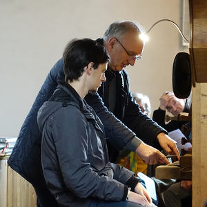 Wolfgang Kreuzhuber mit einem Teilnehmer beim Ökumenischen Orgelseminar in Ungenach