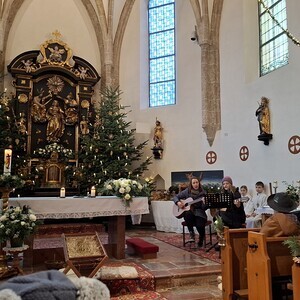 Wir singen Weihnachtslieder.