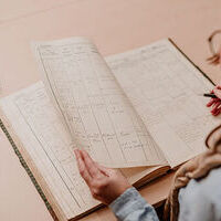 Im Pfarrbüro werden seit Jahrhunderten die Kirchenbücher geführt.