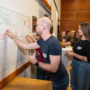 Auf Plakaten wurden die Ergebnisse der Gruppenarbeit gesammelt.