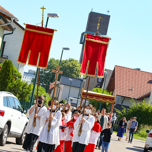 Prozession durchs Pfarrgebiet
