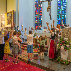 Fronleichnams-Gottesdienst in der Pfarrkirche Kirchdorf - Kinder versammeln sich zum 'Vater unser' rund um den Altar