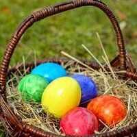 Ostern / Pixabay.com/Couleur Ostereier im Körbchen