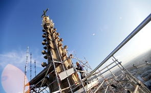 Abrüsten auf dem Turm des Linzer Mariendoms