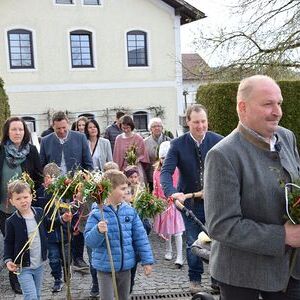 Palmweihe vor dem Pfarrheim