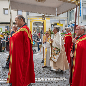 Feierliche Prozession durch die Stadt