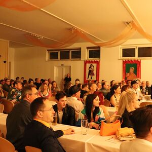 Föhnfarisur trifft Schulterpolster - Das Motto dieses Festes