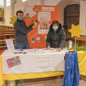 Kathrin Vorauer und Samuel Haijes beim Aufbau des Tisches