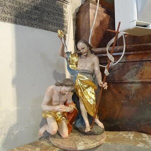 Johannes tauft Jesus (Taufbecken in unserer Pfarrkirche)      