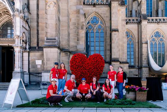Helferinnen und Helfer; Lange Nacht der Kirchen 2026 / © Diözese Linz / Johannes Kienberger Zahlreiche Helferinnen und Helfer sind während der Langen Nacht der Kirchen im Einsatz.