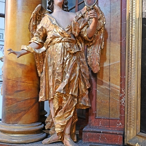 Hochaltar: Engel mit Spiegel: Symbol für Weisheit