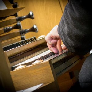 Domorganist Wolfgang Kreuzhuber an der Chororgel