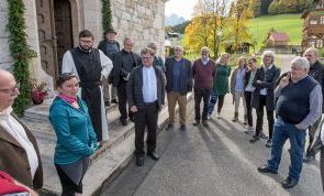 Bischofs Visitation Dekanat Bad Ischl, Wanderung der Visitatoren mit den Mitgliedern der Dekanat Bad Ischl in GosauBild: Begegnung in der Evangelische Pfarrkirche mit Pfarrerin Magª Esther ScheuchlFoto: Jack Haijes 