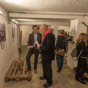 Gedenkfeier  in die Pfarrbaracke Ternberg.Bild: Harald Krassnitzer im Gedenkraum mit Erich BuchbergerFoto: Haijes