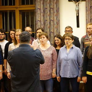 Martin Kaltenbrunner mit dem Chor des Konservatoriums für Kirchenmusik der Diözese Linz