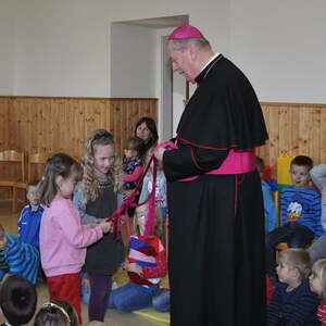 Bischof besuchte Volksschulen und Kindergarten