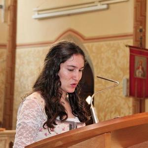 Teresa begrüßt mit einem Weyrer Firmling den Firmspender und die Gäste.