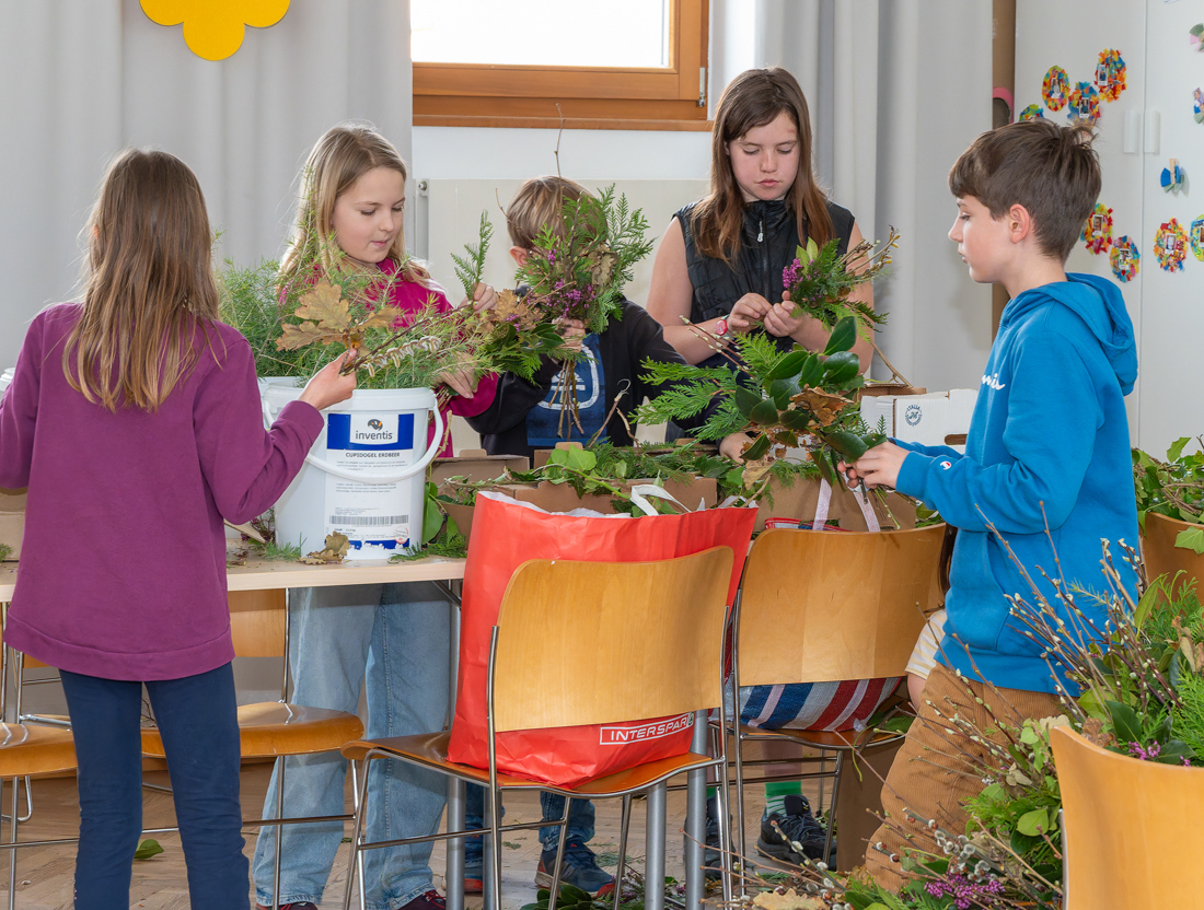 Kath. Jungschar der Pfarre Kirchdorf an der Krems übernahm heuer erstmals das Palmbuschen-Binden. 