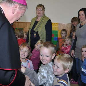 Bischof besuchte Volksschulen und Kindergarten